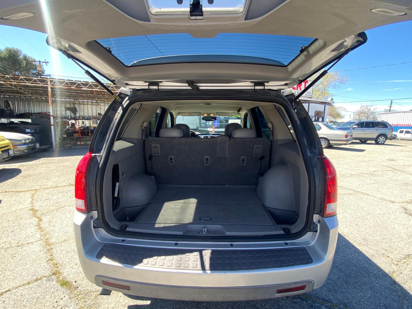 2006 /GREY Saturn Vue (5GZCZ534X6S) with an V6 3.5L engine, AUTOMATIC transmission, located at 44356 Date Ave., Lancaster, CA, 93534, (661) 945-6555, 34.688919, -118.139374 - Photo#5